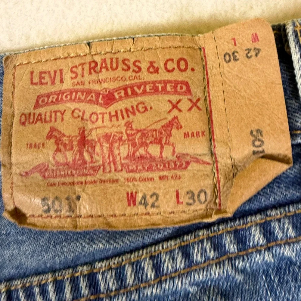 Levis 501 Original Straight Leg Jeans Mens‎ 42x30 Medium Wash Blue Button Fly